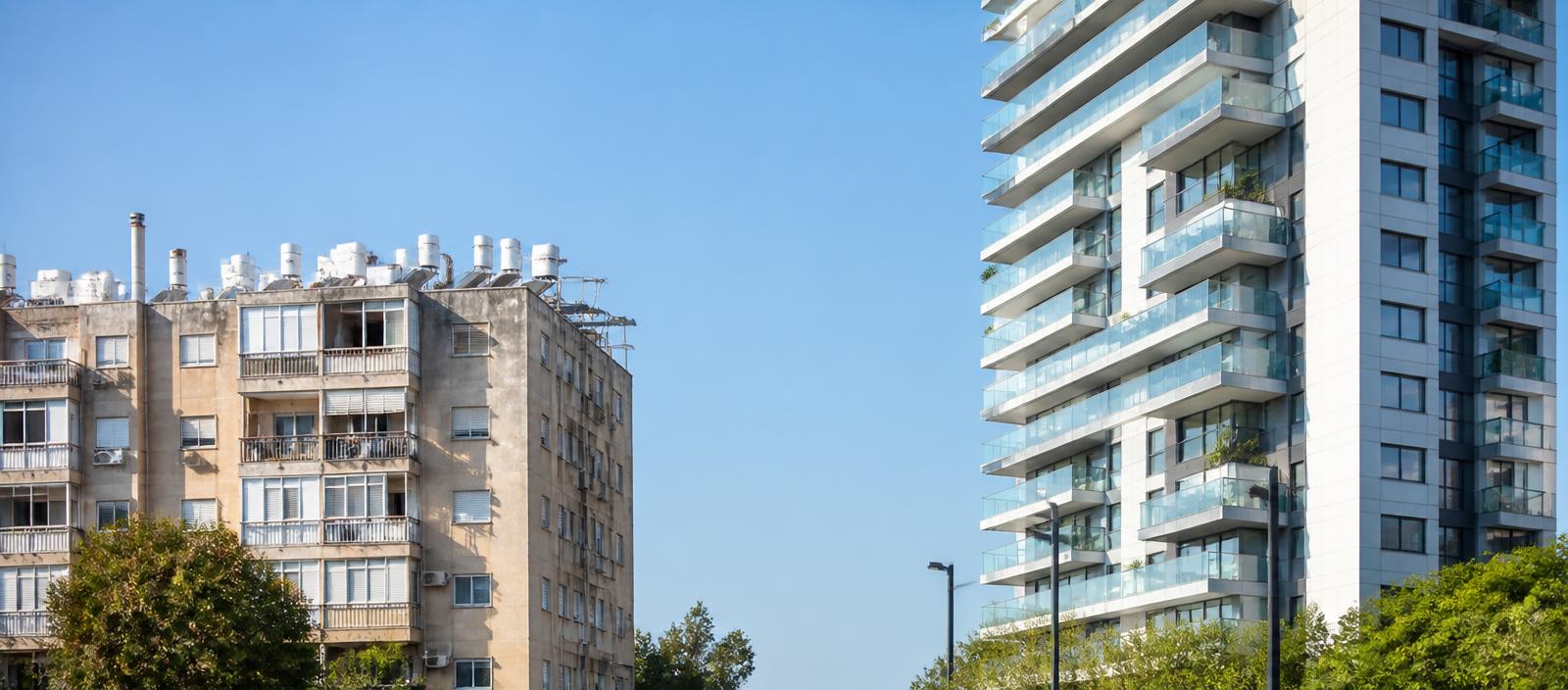 התחדשות עירונית בישראל: בניין מגורים ותיק לצד מגדל דירות חדש